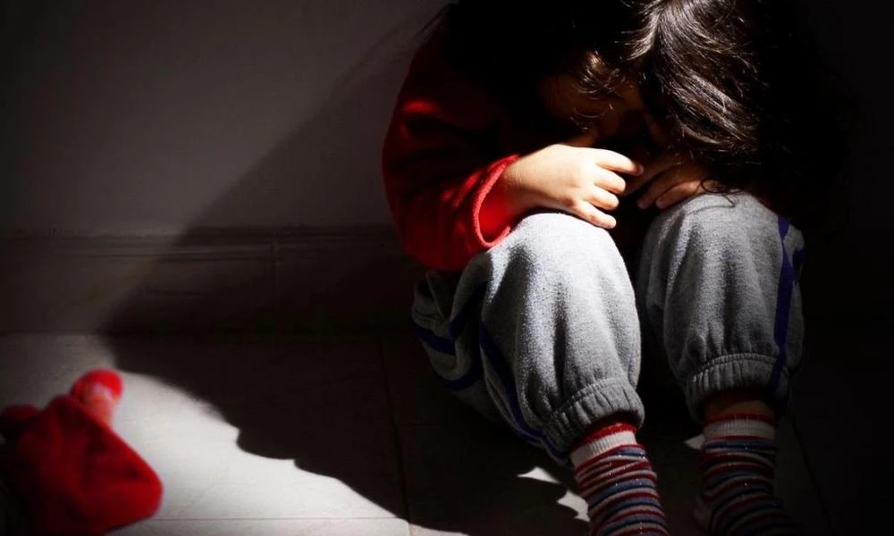 Θεσσαλονίκη: «Σκότωσε» στο ξύλο τον 2χρονο γιο της συντρόφου του (βίντεο)